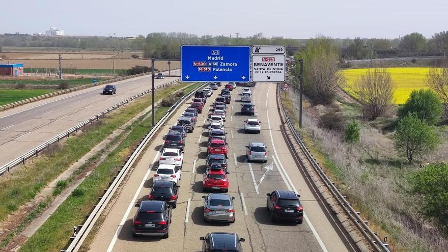 Un herido en una colisión múltiple en la A-6 en Zamora: importantes retenciones