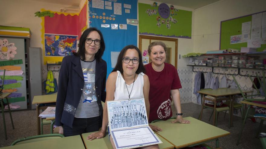 Paula Carnicer junto a la directora del colegio, Inmaculada Millá, y la tutora de 5º, Aida José Isarte