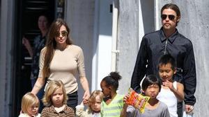 Brad Pitt y Angelina Jolie en una imagen de archivo con sus hijos.