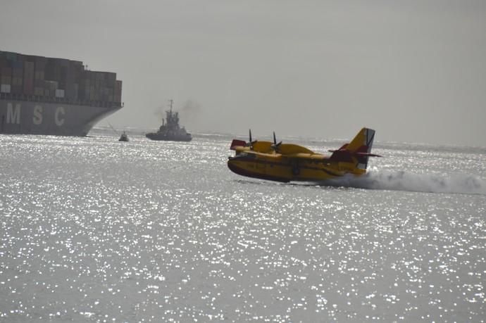 Los hidroaviones cargan agua en el Puerto de Las Palmas - Incendio Gran Canaria 2019