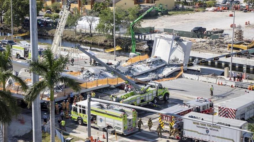 Varios muertos en Miami al derrumbarse un puente peatonal sobre una carretera