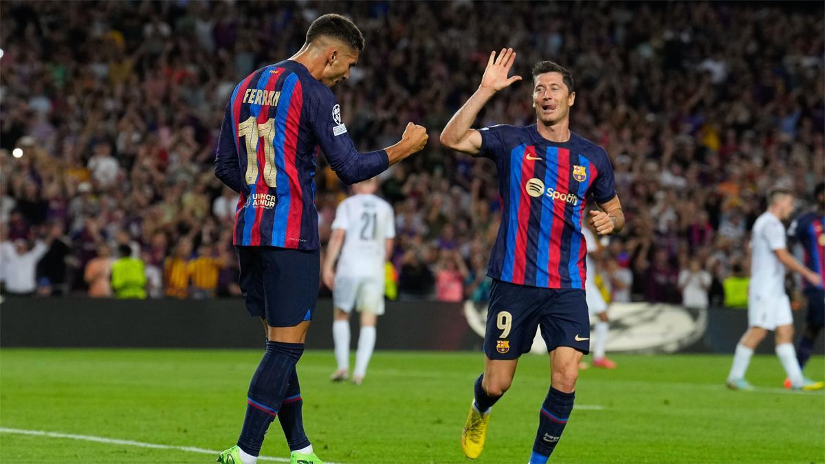 Ferran Torres y Lewandowski celebran un gol con el Barça