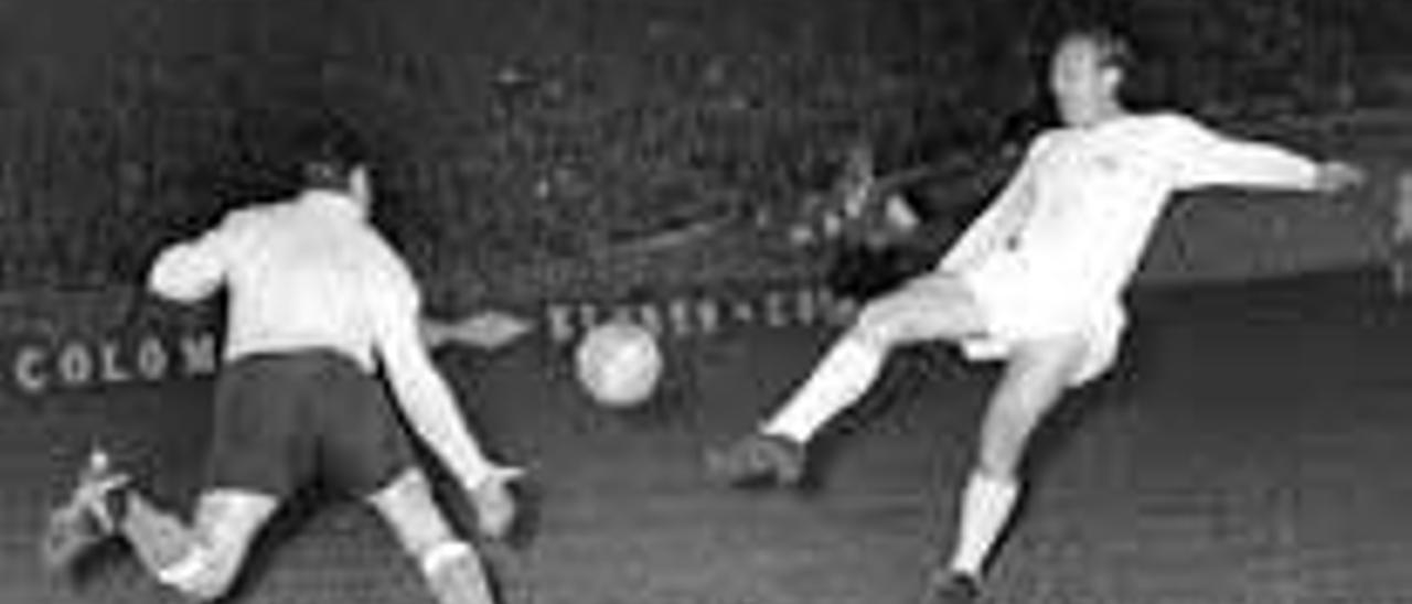 Di Stéfano logra el primer gol del conjunto blanco