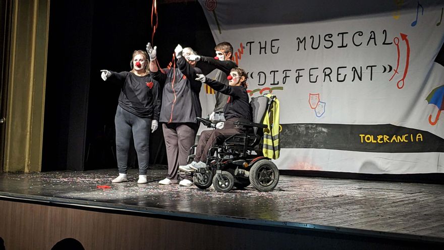 Alumnes de secundària de Manresa veuen el teatre inclusiu del grup Cúspicus de Mosaic