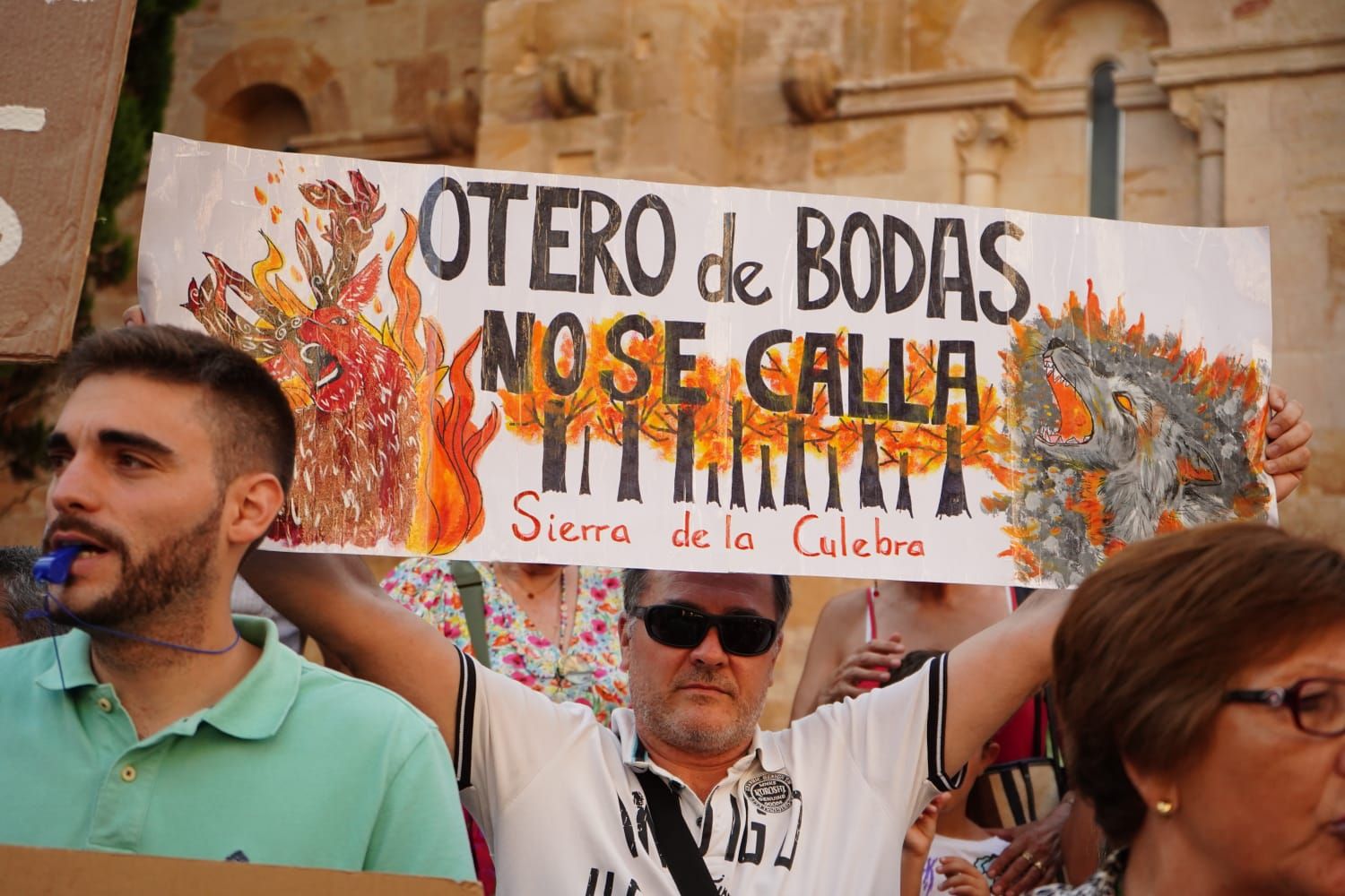 Manifestación por la gestión de los incendios.