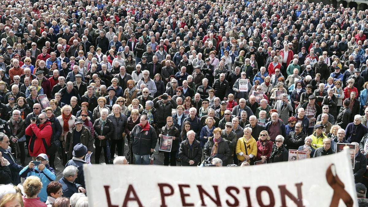 Pensionistas en la concentración en Bilbao