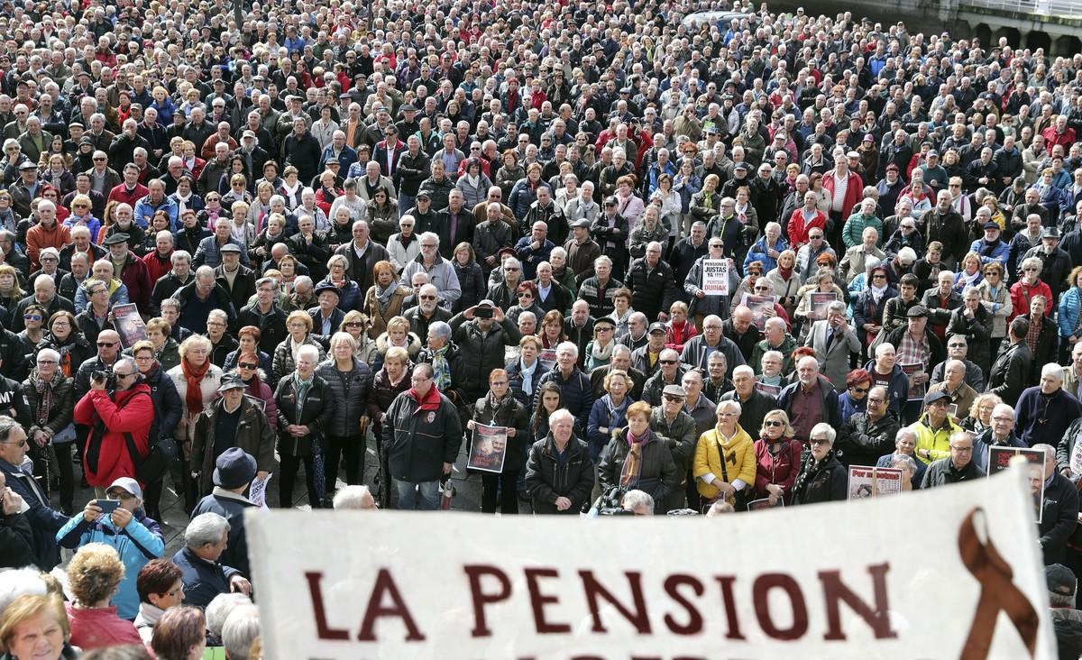 GRAF172. BILBAO, 12/03/2018.- Pensionistas durante la concentración en Bilbao de la plataforma de asociaciones de jubilados, viudas y pensionistas de Bizkaia y los principales municipios del territorio en defensa de unas pensiones dignas, del sistema público de pensiones y de su actualización en base al IPC. EFE/ Luis Tejido