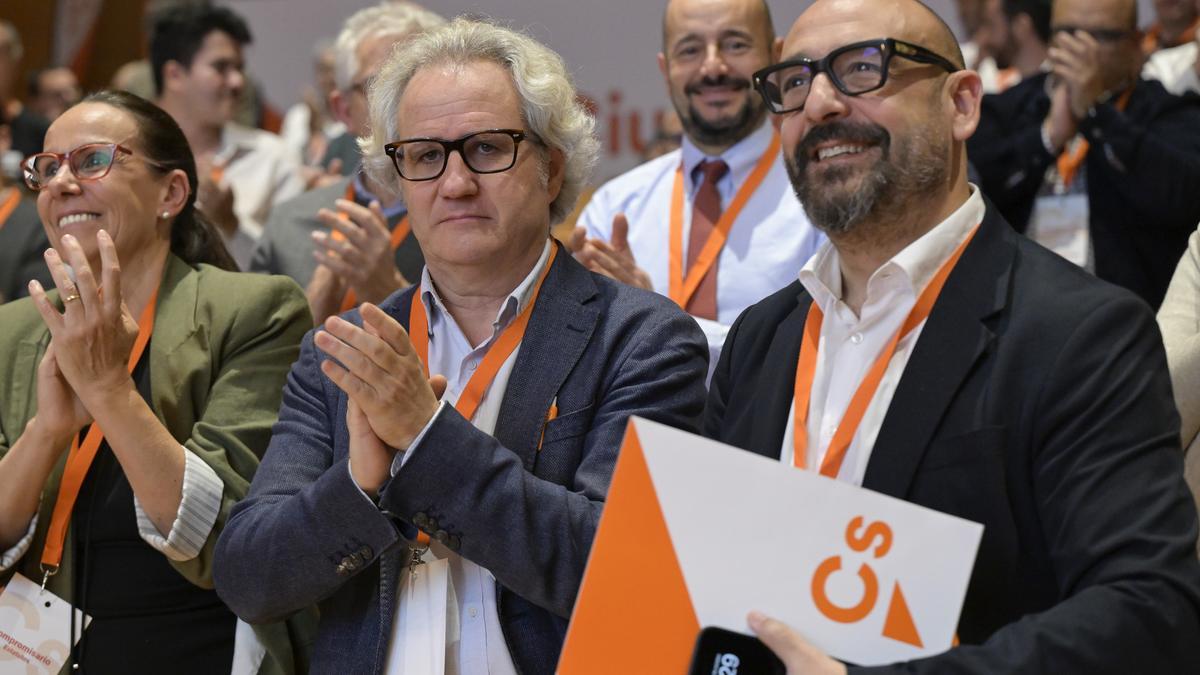El secretario general de Ciudadanos, Jordi Cañas, se despide de la dirección del partido y de la portavocía política, junto al nuevo secretario general electo, Carlos Pérez-Nievas, en el centro de la imagen.