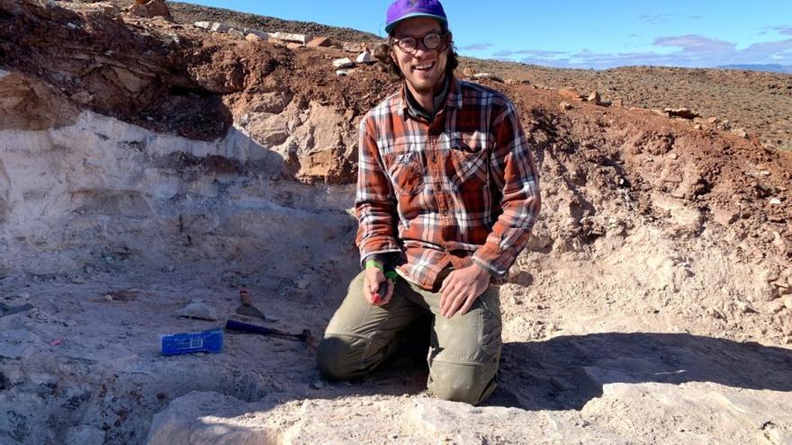 Scott Evans, buscando fósiles de Ediacara en el sur de Australia.