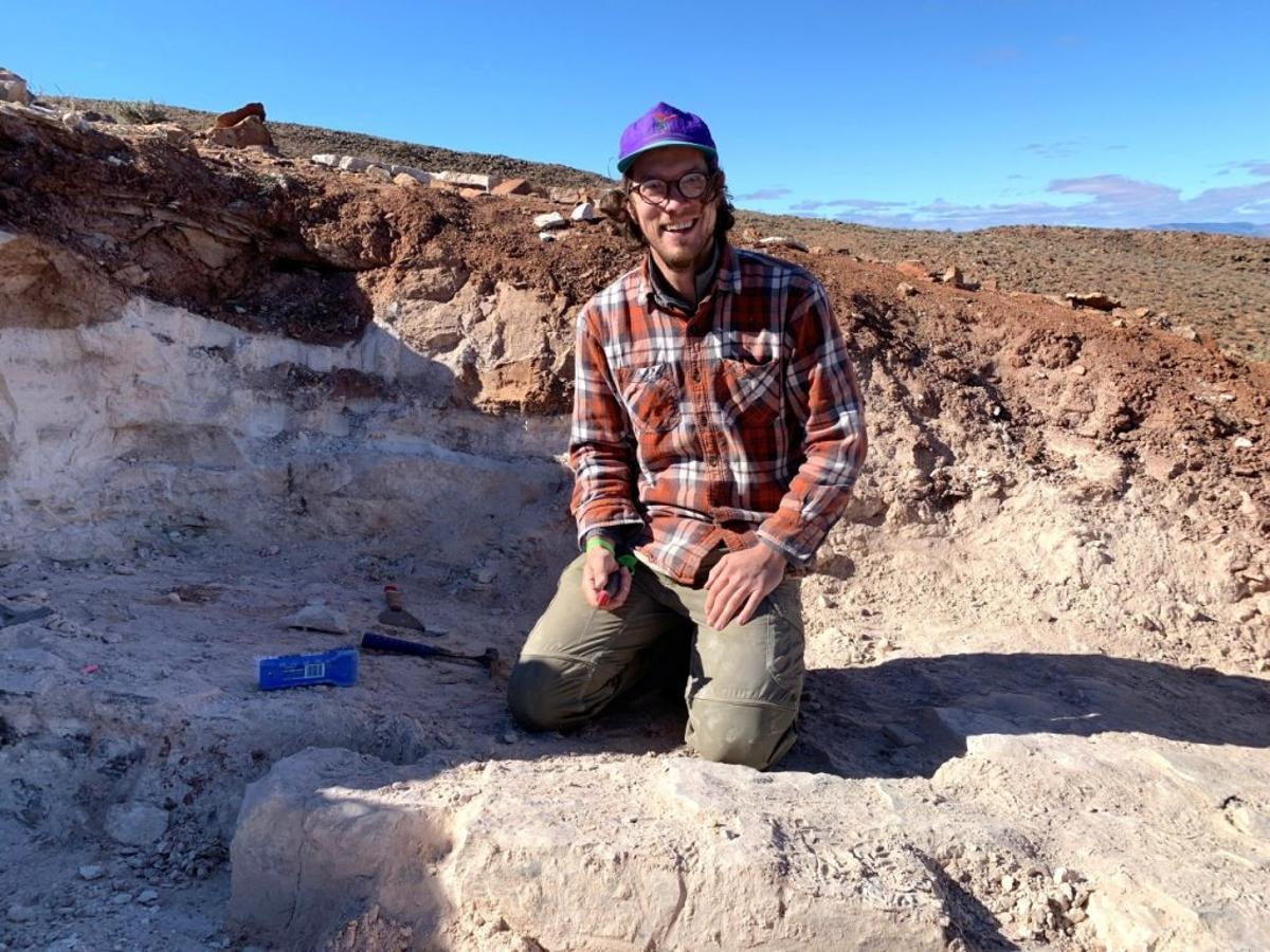 Scott Evans, buscando fósiles de Ediacara en el sur de Australia.