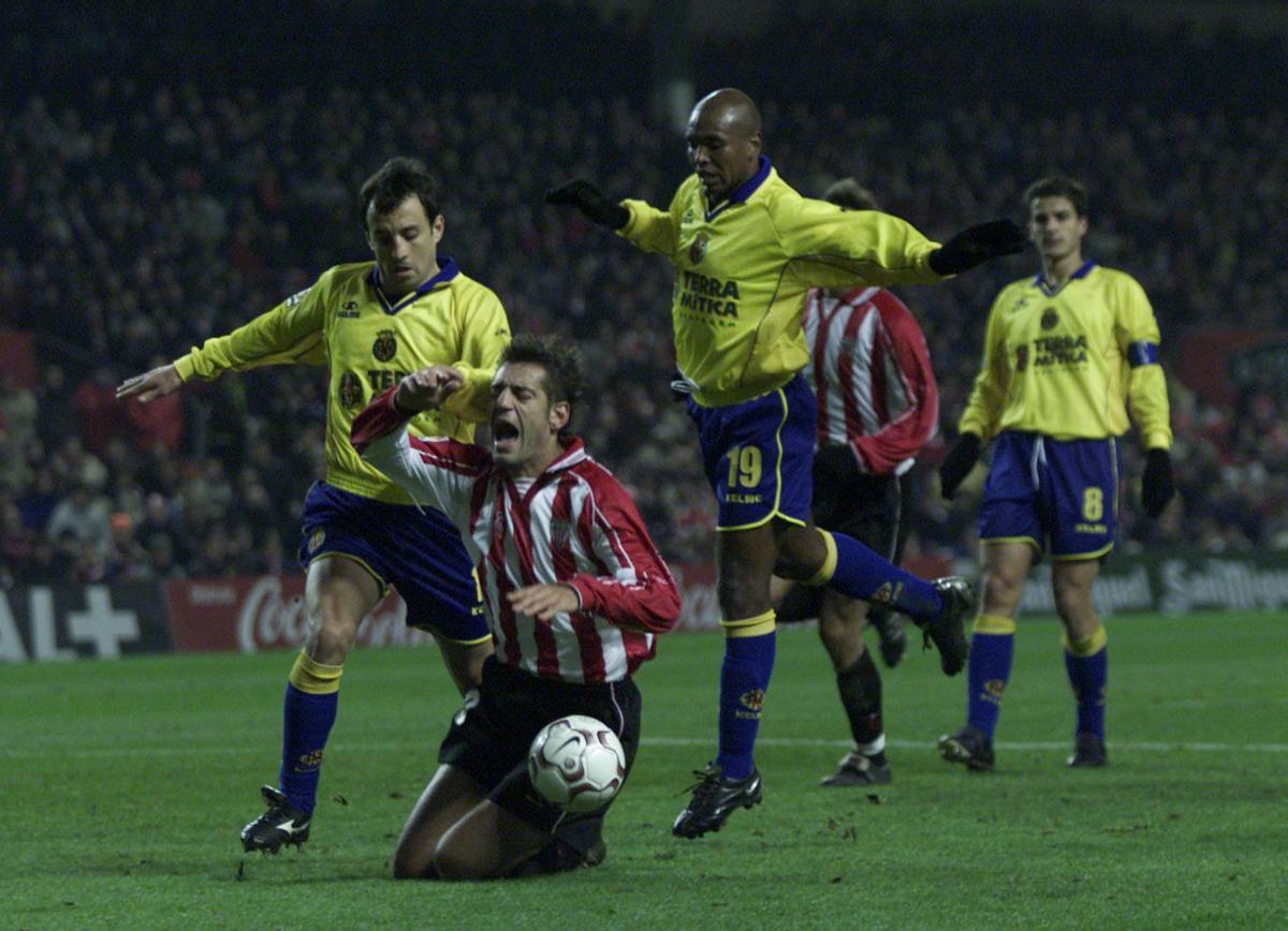 Marcos Senna (d), junto a Quique Álvarez (i), intentan frenar a Urzaiz, delantero del Athletic, en el primer triunfo en Primera División en Bilbao en 2003.