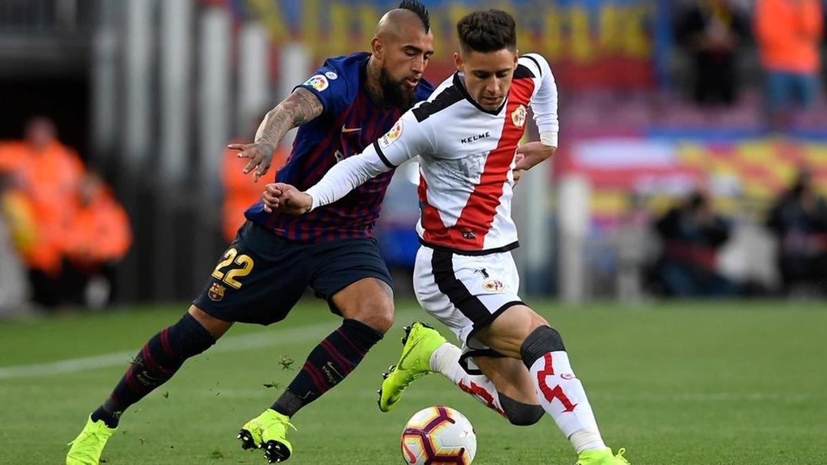 Arturo Vidal presiona a Àlex Moreno en una acción del partido en el Camp Nou.