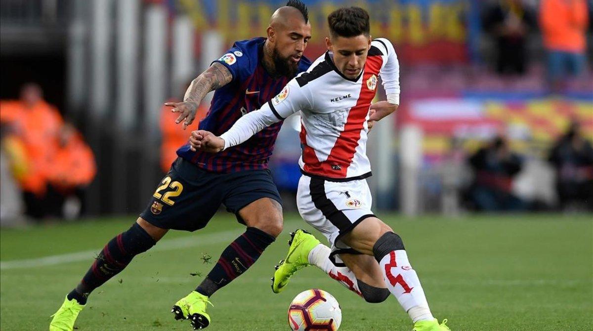 rpaniagua47284669 barcelona s chilean midfielder arturo vidal  l  challenges r190309190346