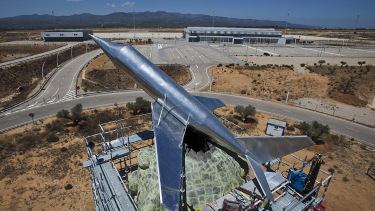 Colocación de un avión de aluminio en la escultura del aeropuerto de Castellón, el 17 de julio del 2012.