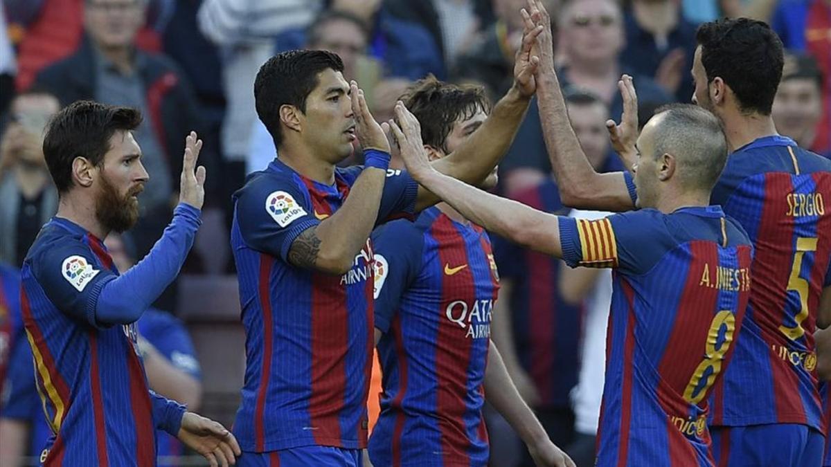Iniesta, Messi y Suárez celebran un gol en el Camp Nou