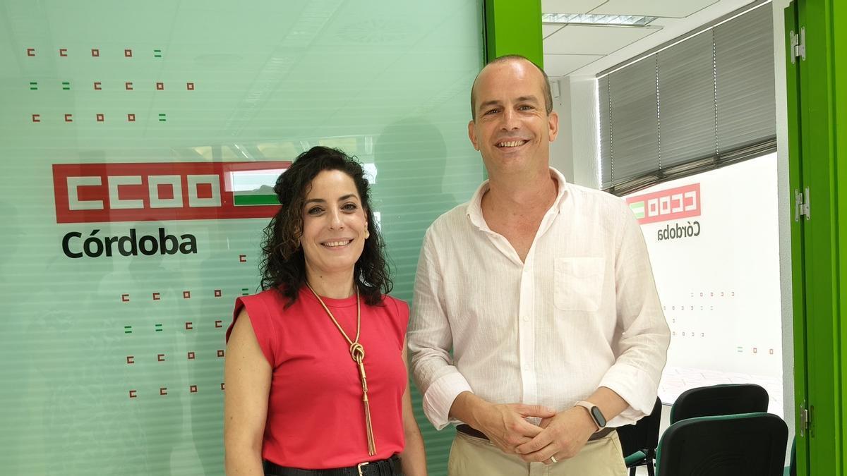 Ana Belén Acaíña y Valeriano Rosales, en la nueva sede de CCOO en Montilla.