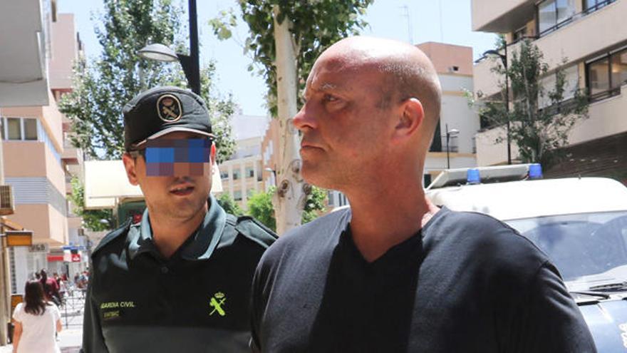 El detenido, hoy en los juzgados de Ibiza. En la imagen pequeña, la asesinada