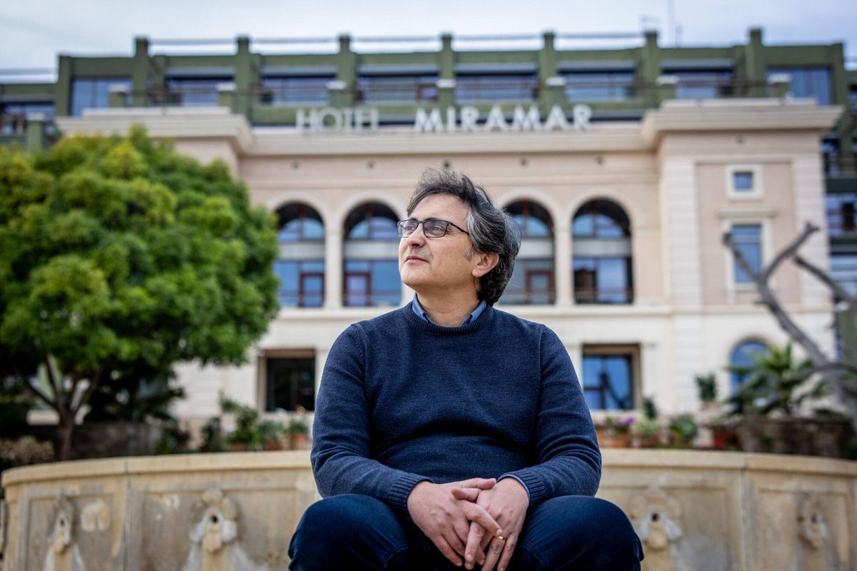 Entrevista a Gonzalo Torné delante del Miramar de Montjuic.