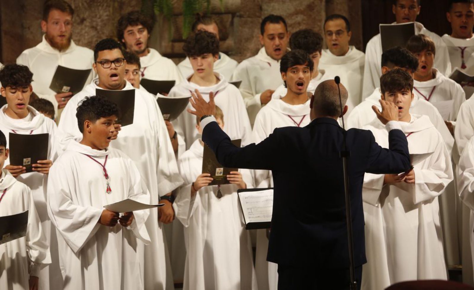 La escolanía, durante la misa. | Luisma Murias