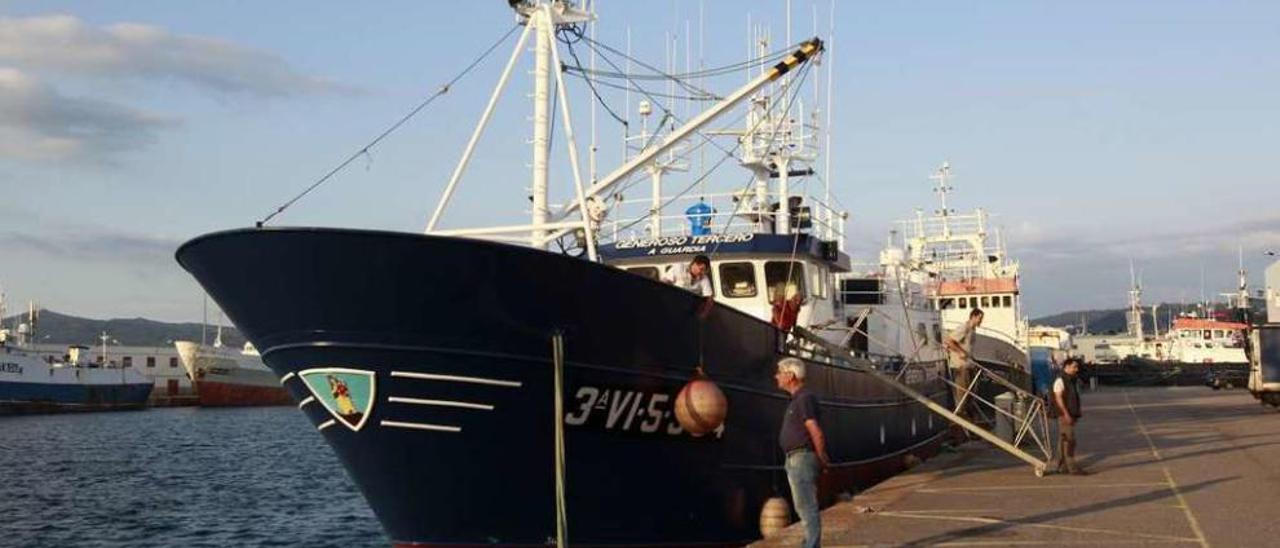 El &quot;Generoso Tercero&quot;, uno de los buques que se sumaron a Orpagu, ayer, en Vigo. // Ricardo Grobas