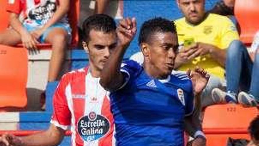 El panameño Bárcenas disputa un balón con un jugador del Lugo.