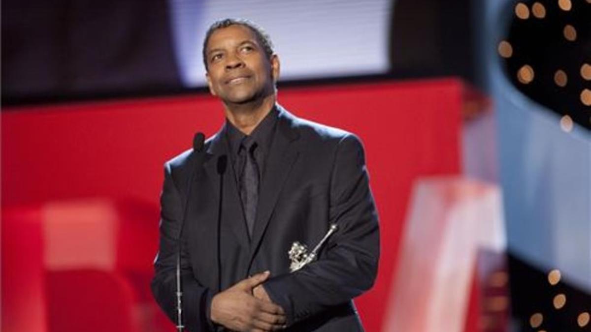 Denzel Washington agradece el premio por sus 25 años de trayectoria profesional.