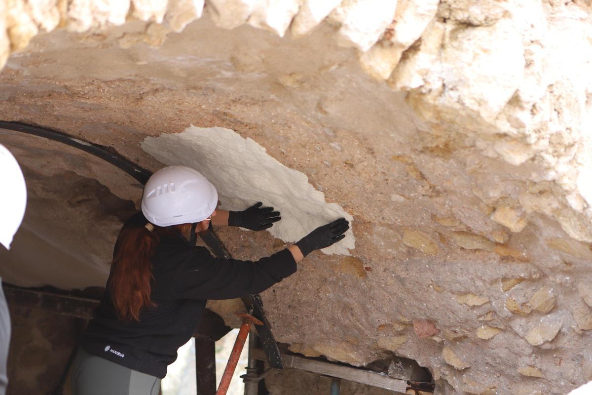 Trabajos sobre la muralla que rodea la puerta.