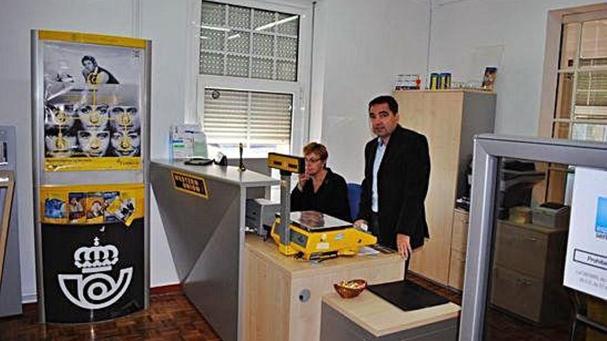 Oficina de Correos en O Burgo, recién inaugurada, en 2013.