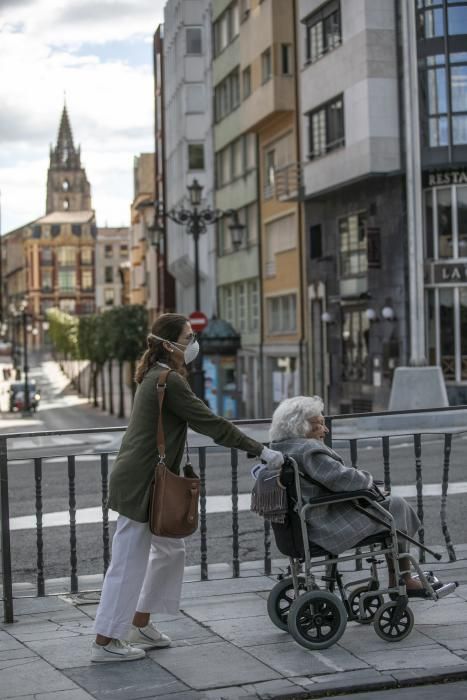 Así estaba Oviedo hoy durante el horario reservado para los mayores de 70 años y dependientes.