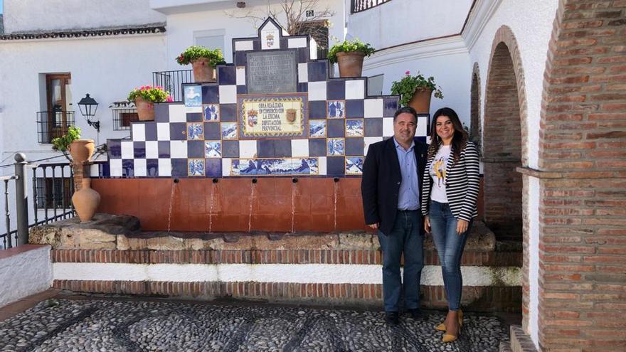 El alcalde de Istán, José Miguel Marín Marín, y la delegada de Turismo de la Junta, Nuria Rodríguez.