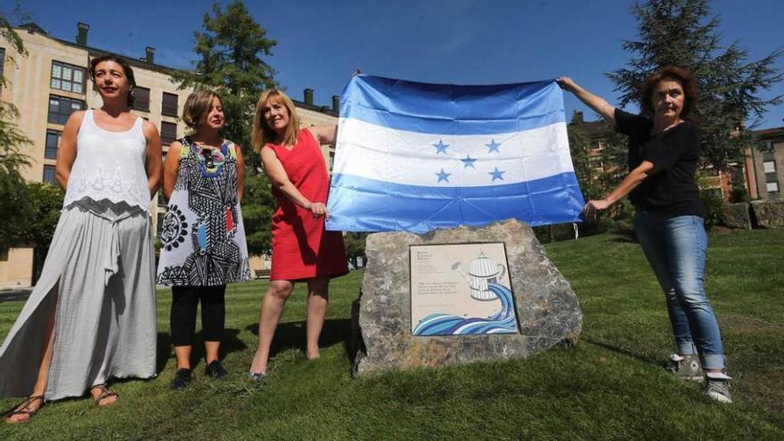 Cristina Pontón (IU), Ana Taboada (Somos), Marisa Ponga (PSOE) y Celeste Intriago, de la Coordinadora, en el homenaje a Berta Cáceres.