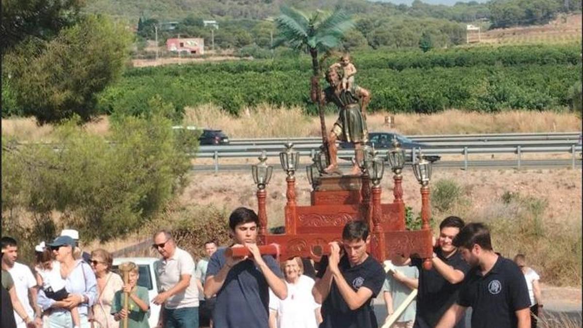 Un momento del traslado del anda.