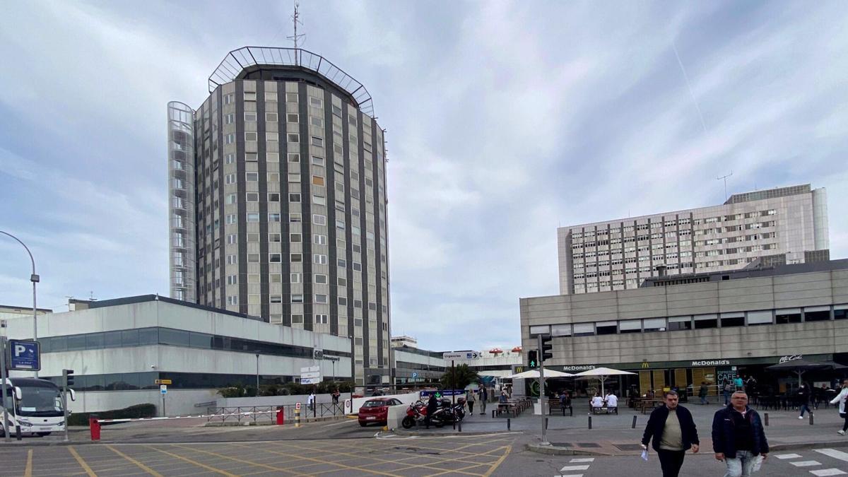 Fachada y zonas exteriores del Hospital de la Paz de Madrid.