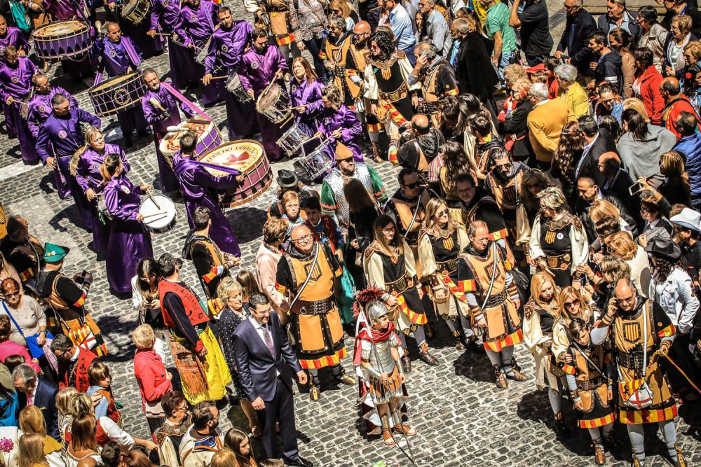 La procesión de la reliquia es uno de los actos que más agradan a los alcoyanos en el día dedicado al patrón San Jorge.