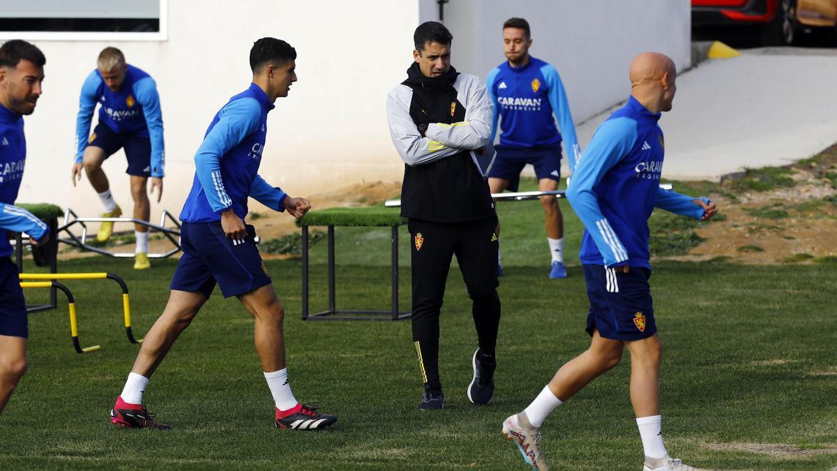 Julio Velázquez observa el entrenamiento del Real Zaragoza.