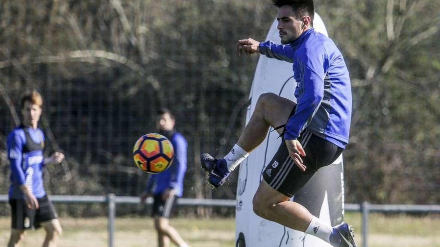 David Costas remata una pelota tras un centro de Susaeta, al fondo, ayer en el entrenamiento.