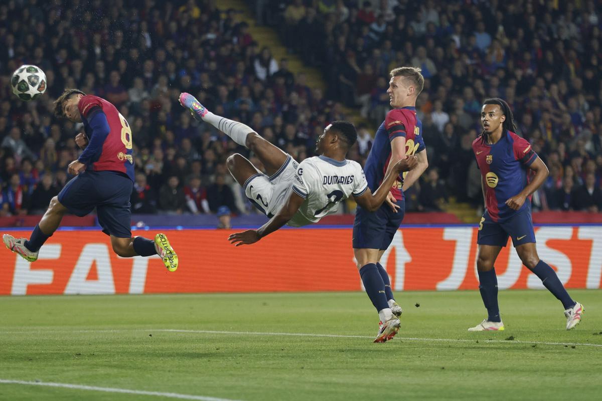 Dumfries, en una acción acrobática en la ida