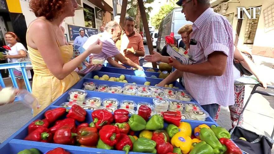 Los regantes regalan fruta y verdura en Torrevieja para defender la importancia del trasvase