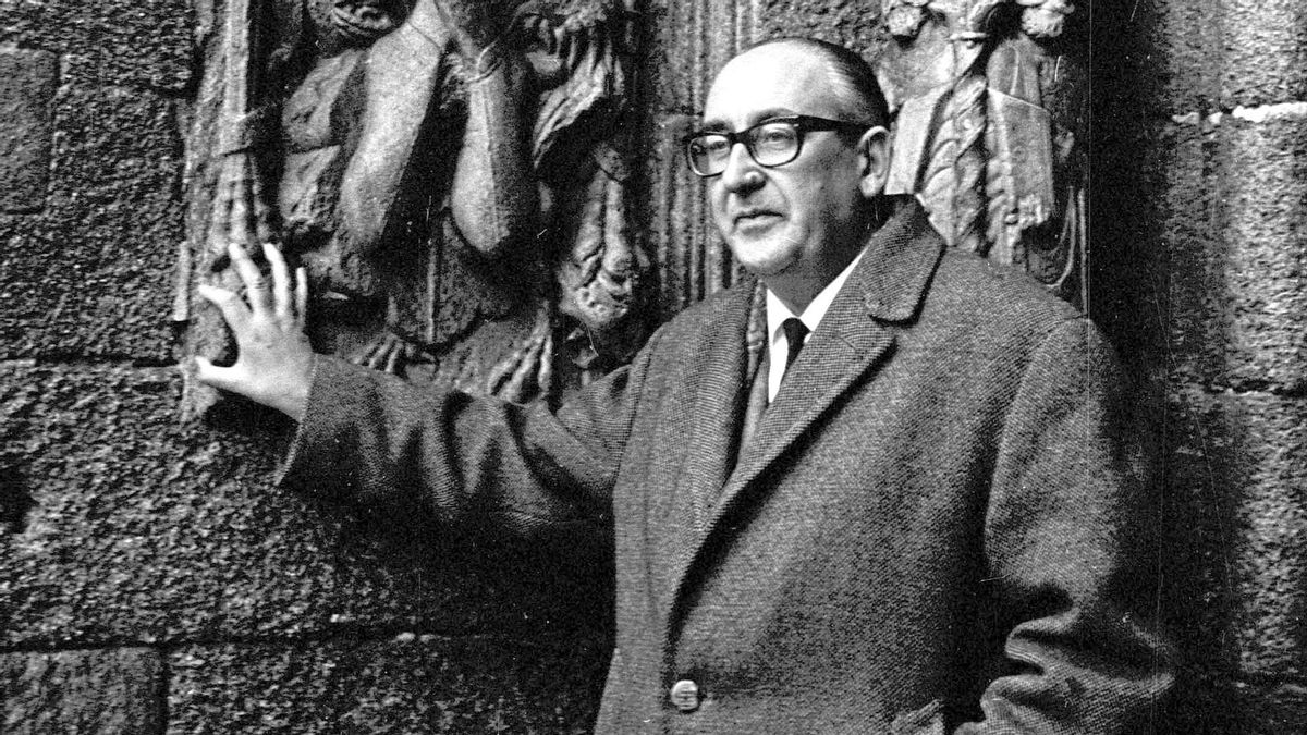 Álvaro Cunqueiro, na Catedral de Santiago, en 1962.