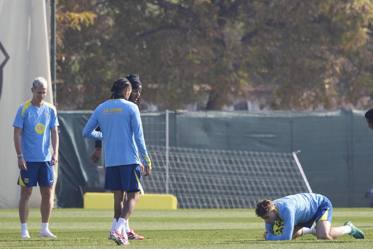 Fermín, en el suelo con el balón, junto con Olmo, Kounde y Raphinha.