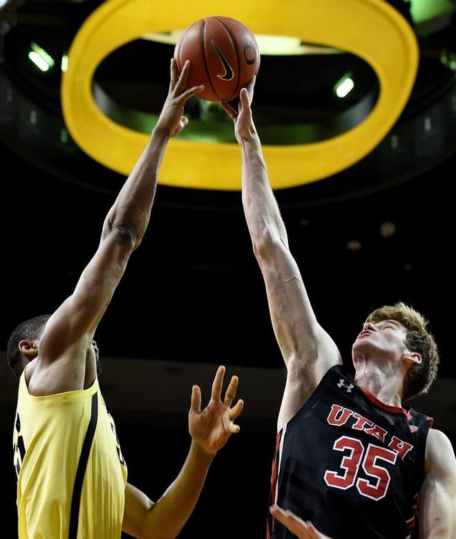 Branden Carlson # 35 de los Utah Utes bloquea el tiro de Francis Okoro # 33 de los Oregon Ducks durante la primera mitad en Matthew Knight Arena.