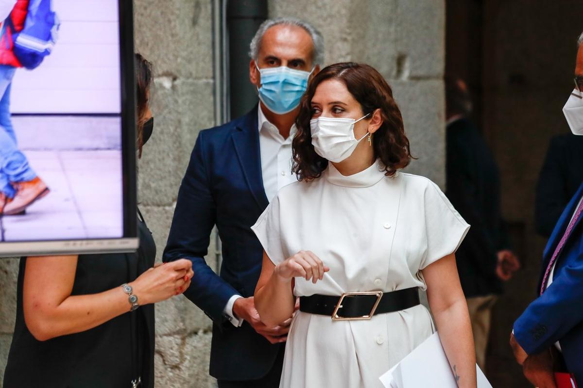 La presidenta de la Comunidad de Madrid, Isabel DÃ­az Ayuso, acompaÃ±ada por el consejero de Sanidad, Enrique Ruiz Escudero (i), a su llegada a la presentaciÃ³n de la estrategia del Gobierno regional para la vuelta a las aulas y el inicio del curso escolar 2020/21, en Real Casa de Correos, en Madrid (EspaÃ±a) a 25 de agosto de 2020.