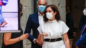 La presidenta de la Comunidad de Madrid, Isabel DÃ­az Ayuso, acompaÃ±ada por el consejero de Sanidad, Enrique Ruiz Escudero (i), a su llegada a la presentaciÃ³n de la estrategia del Gobierno regional para la vuelta a las aulas y el inicio del curso escolar 2020/21, en Real Casa de Correos, en Madrid (EspaÃ±a) a 25 de agosto de 2020.