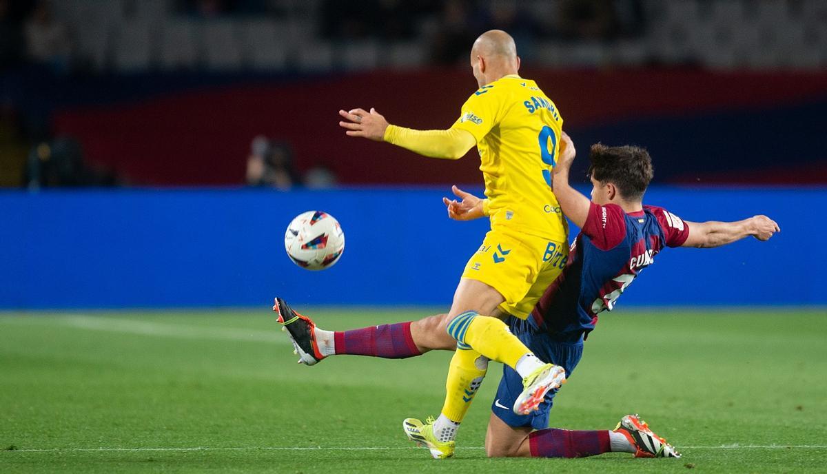 Pau Cubarsí intenta frenar a Sandro, el delantero del Las Palmas, en Montjuïc.