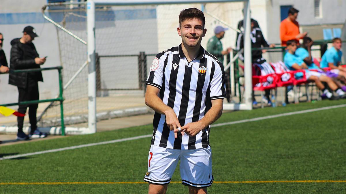 Carlos Segura celebra uno de los 16 goles anotados esta temporada con el Castellón B