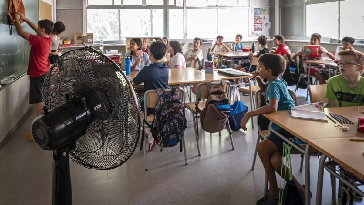 Un ventilador en un aula, ante la llegada cada vez más temprana del calor.