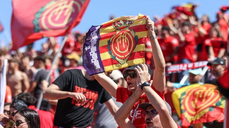 Varios aficionados del Mallorca animan al equipo durante un partido en Son Moix. | RCDMALLORCA
