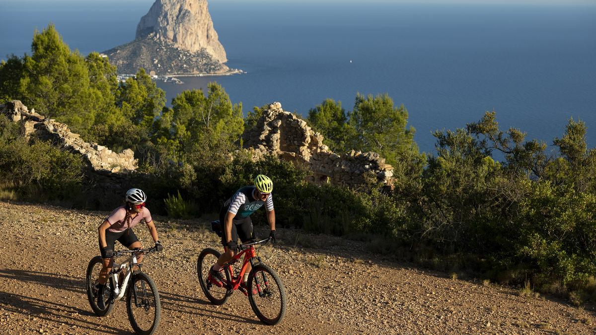 Un paisaje fascinant con el Peñón de Ifach coronando la postal