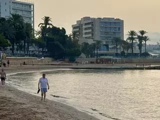 El paseo matinal de Mariano Rajoy por la orilla de Platja d'en Bossa