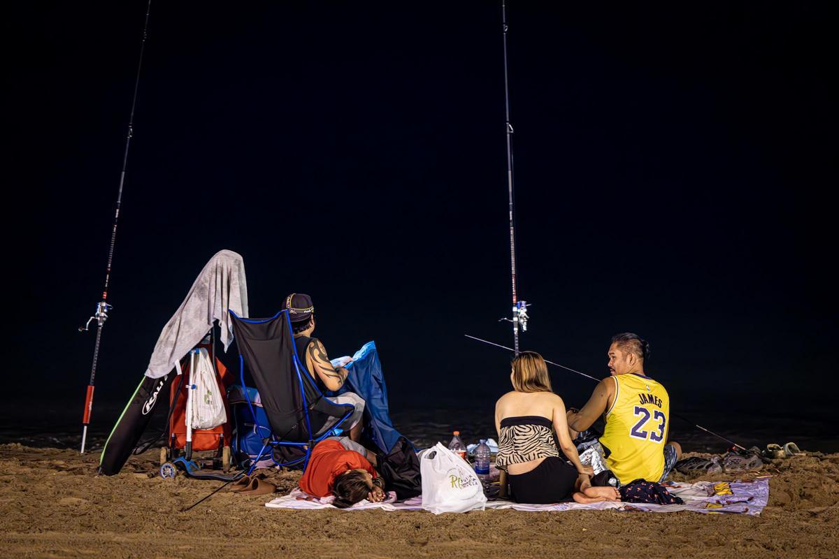 Refugio nocturno: Barcelona se refresca y descansa en sus playas durante las noches calurosas